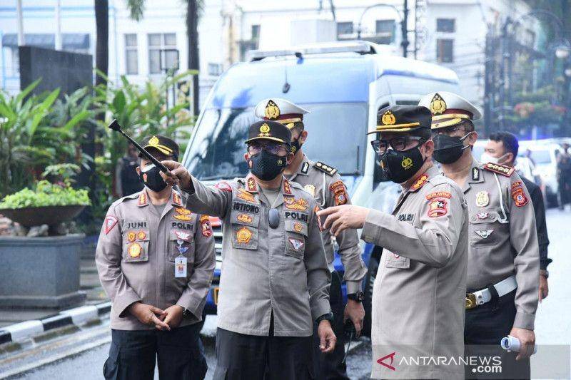 Kepala Korps Lalu Lintas (Kakorlantas) Polri Irjen Pol Istiono (tengah) meninjau pos-pos penyekatan di daerah Jawa Barat, Sabtu (10/7/2021). (ANTARA/HO-Korlantas Polri)