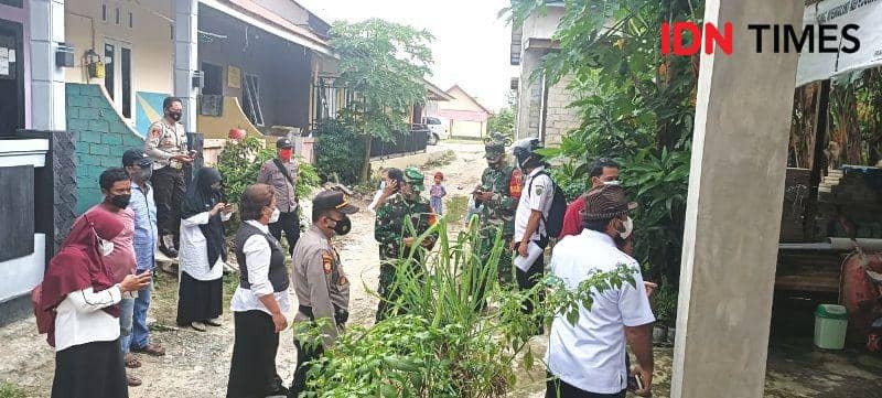 Kunjungan Dinkes PPU, Koramil dan Polsek Penajam bersama Ketua RT serta warga Gunsel ke rumah positif Isoman (IDN Times/Ervan)