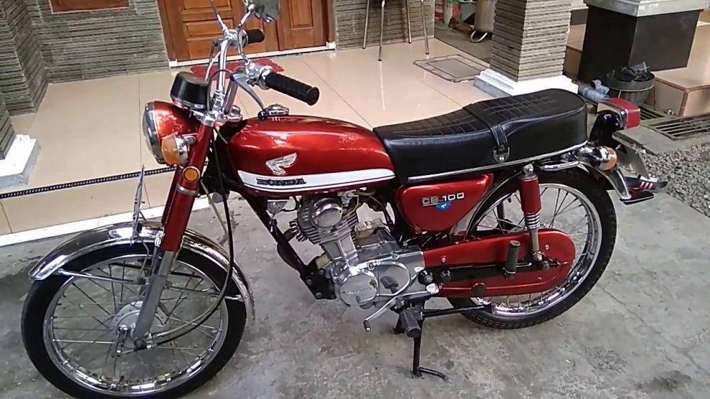 Honda CB 100 (Youtube/jambrong 79)