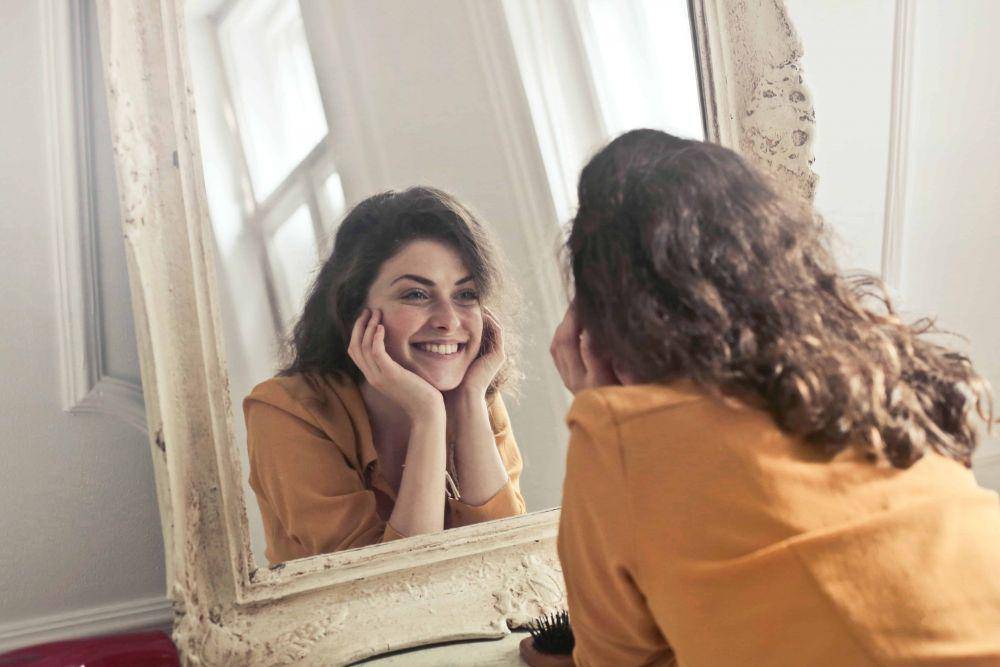 wanita sedang tersenyum (pexels.com/Andrea Piacquadio)