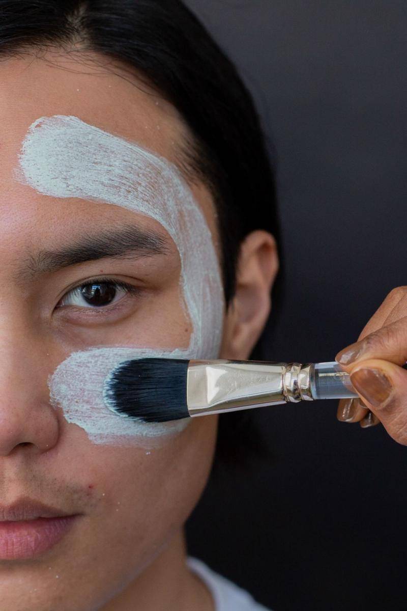 ilustrasi cowok memakai skincare (pexels.com/Monstera)