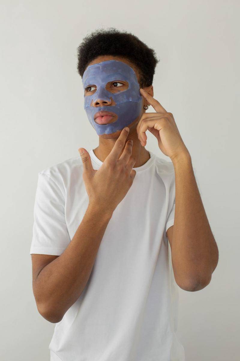 ilustrasi cowok memakai skincare (pexels.com/Monstera)