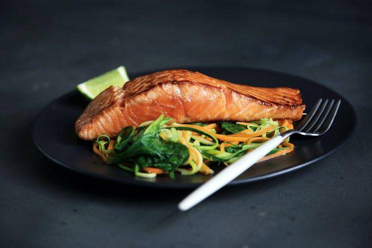 ilustrasi herb butter salmon (unsplash.com/Caroline Attwood)