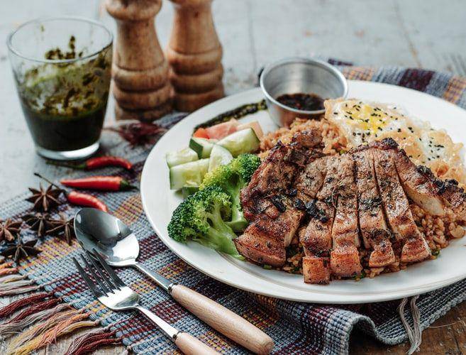 ilustrasi london broil with herb butter (unsplash.com/Nerfee Mirandilla)