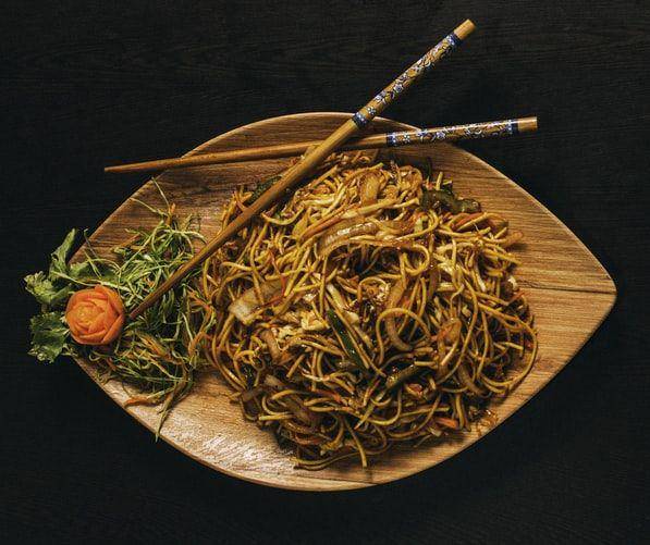 ilustrasi chicken noodle stir fry (unsplash.com/Orijit Chatterjee)