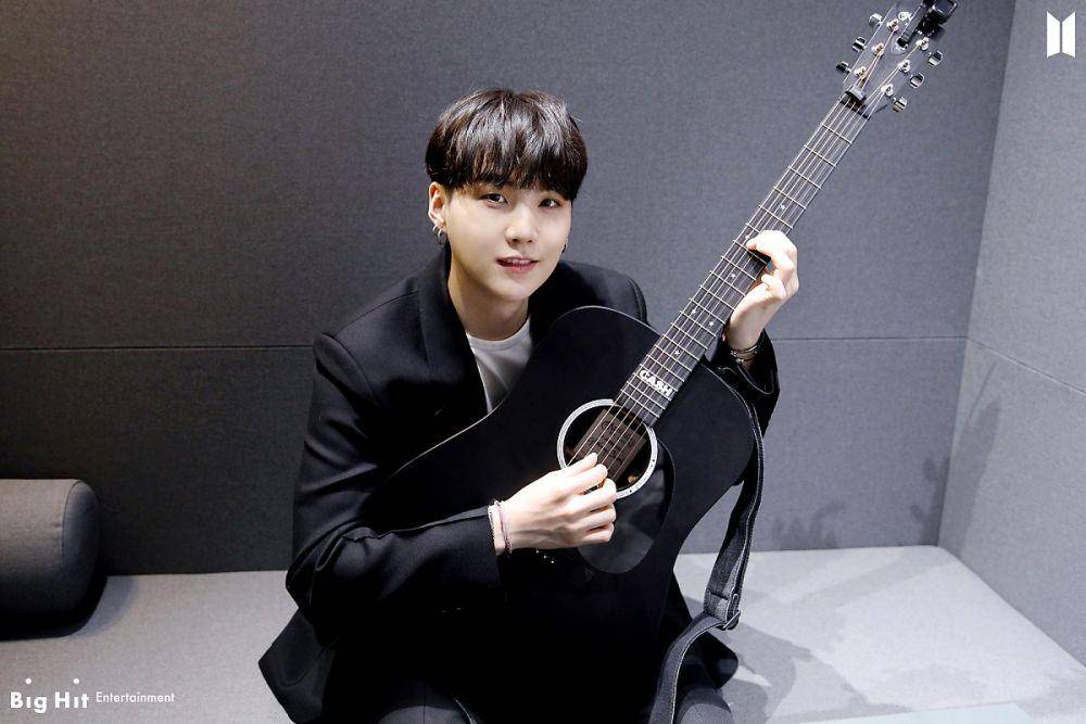Suga BTS dengan Gitar (post.naver.com/Big-Hit Music)