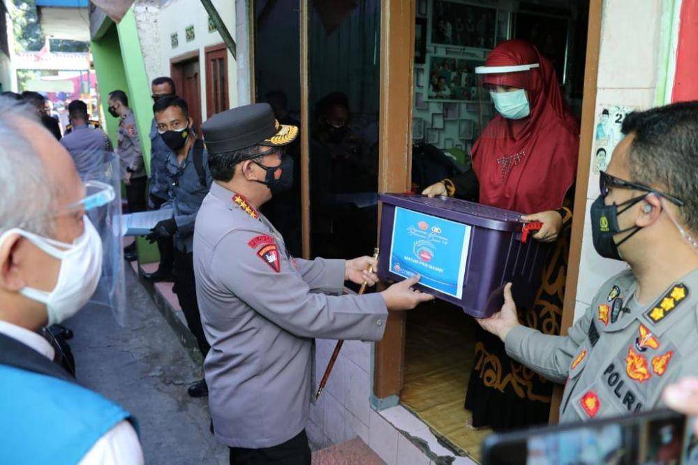 Panglima TNI Marsekal Hadi Tjahjanto dan Kapolri Jenderal Listyo Sigit Prabowo melakukan peninjauan ke Posko PPKM Mikro di Kantor Kelurahan Turangga, Lengkong, Bandung, Jawa Barat, Jumat (16/7/2021). Pada kesempatan tersebut, mereka juga melihat langsung permukiman warga yang berada di Slum Area atau areal kumuh. (dok. Humas Polri)