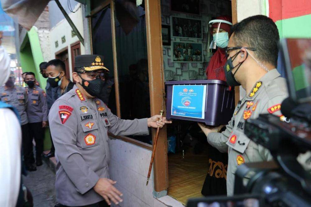 Panglima TNI Marsekal Hadi Tjahjanto dan Kapolri Jenderal Listyo Sigit Prabowo melakukan peninjauan ke Posko PPKM Mikro di Kantor Kelurahan Turangga, Lengkong, Bandung, Jawa Barat, Jumat (16/7/2021). Pada kesempatan tersebut, mereka juga melihat langsung permukiman warga yang berada di Slum Area atau areal kumuh.  (dok. Humas Polri)