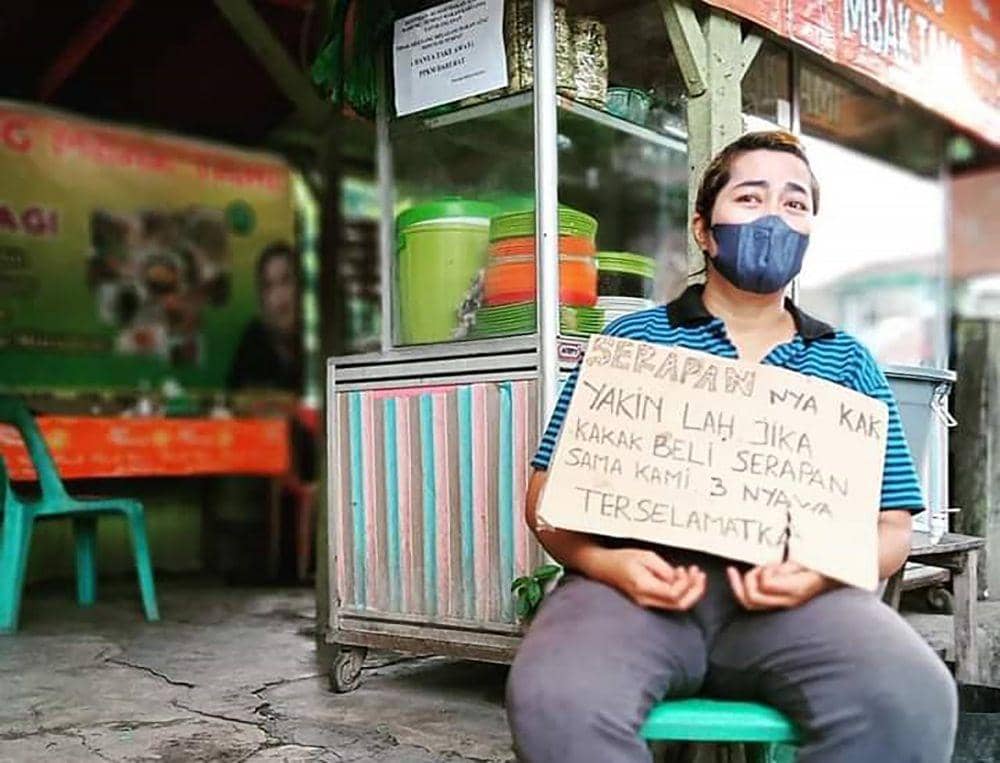 Tari, penjual sarapan yang terdampak PPKM Darurat di Kota Medan. Warung sarapannya sepi karenapenyekatan jalan. (Istimewa)