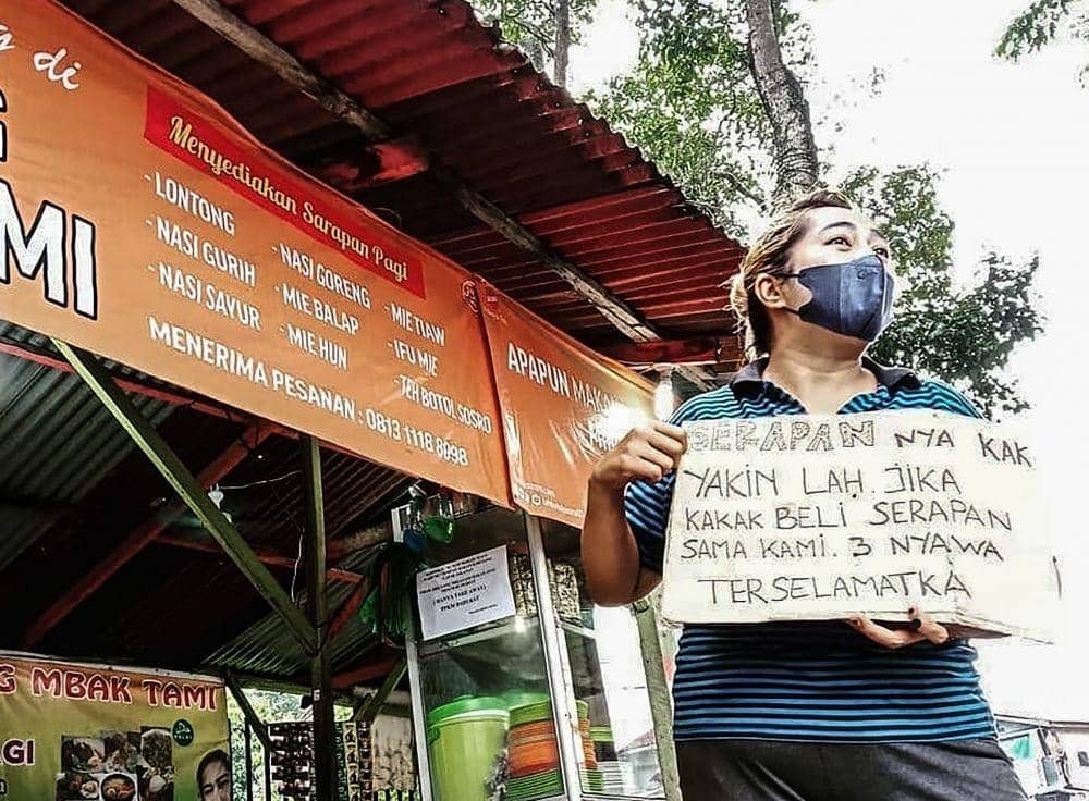 Tari, penjual sarapan yang terdampak PPKM Darurat di Kota Medan. Warung sarapannya sepi karenapenyekatan jalan. (Istimewa)