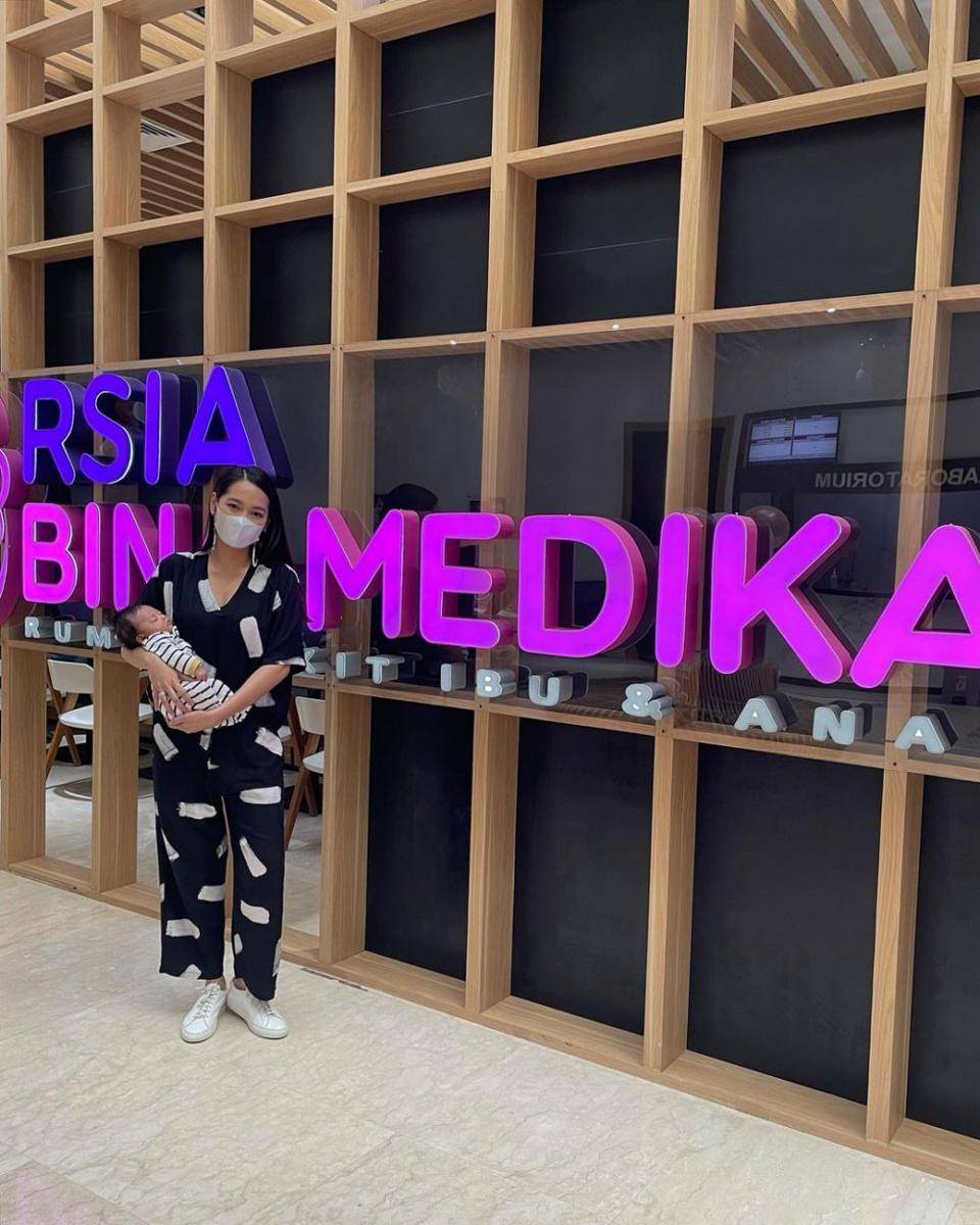 Niken Anjani dan anaknya (instagram.com/nikenanjanii)