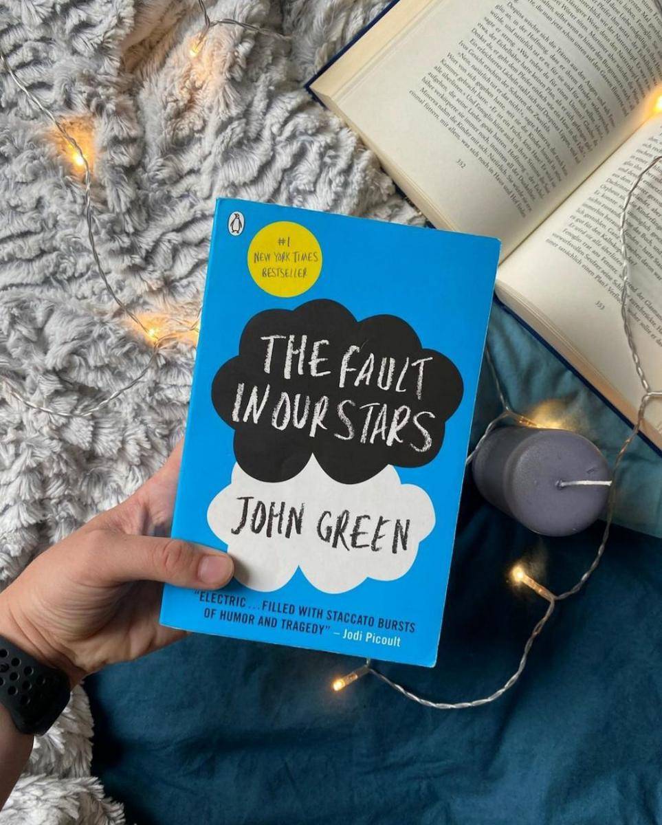 The Fault in Our Stars oleh John Green (instagram.com/leoniesbookishobsession)