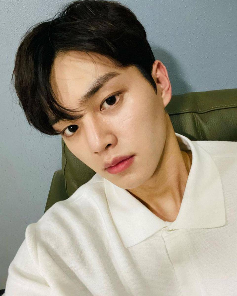 Song Kang (instagram.com/songkang_b)