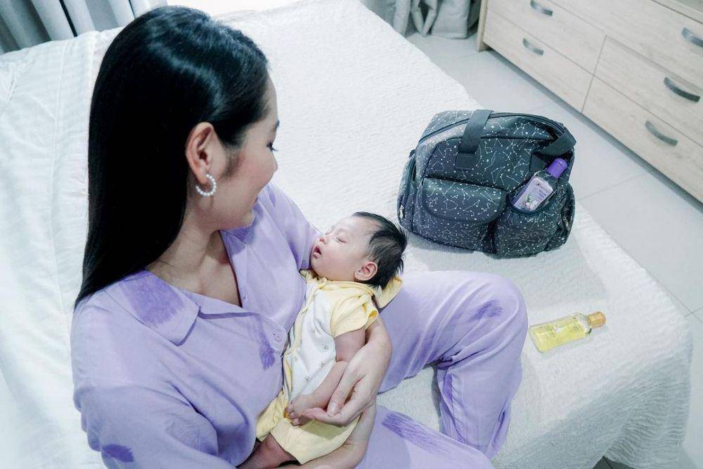 Niken Anjani dan anaknya (instagram.com/nikenanjanii)