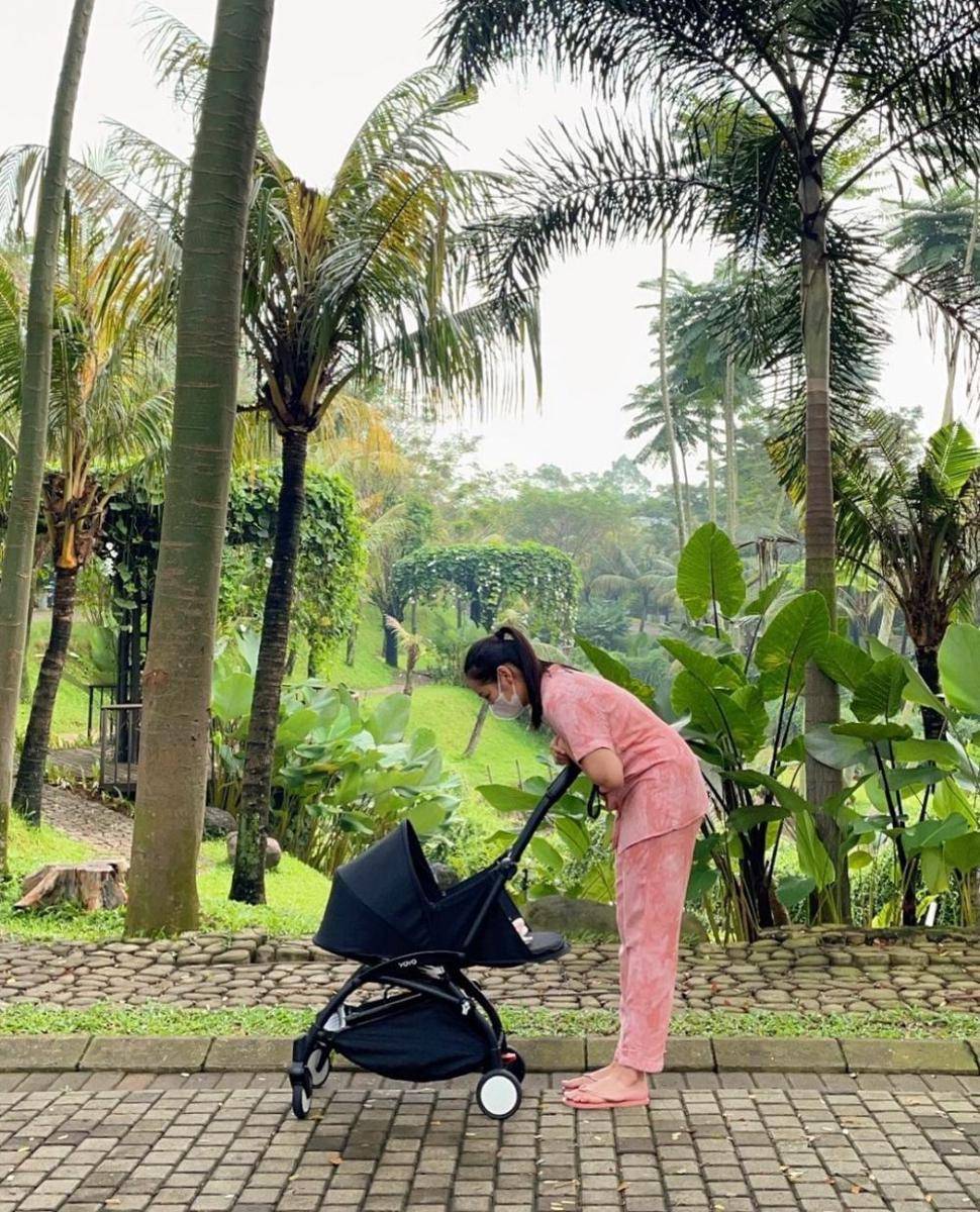 Niken Anjani dan anaknya (instagram.com/nikenanjanii)