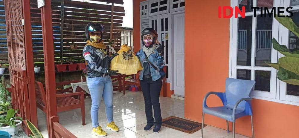Pembagian nasi kotak untuk pasien isolasi mandiri COVID-19 di Balikpapan. (IDN Times/Hilmansyah)
