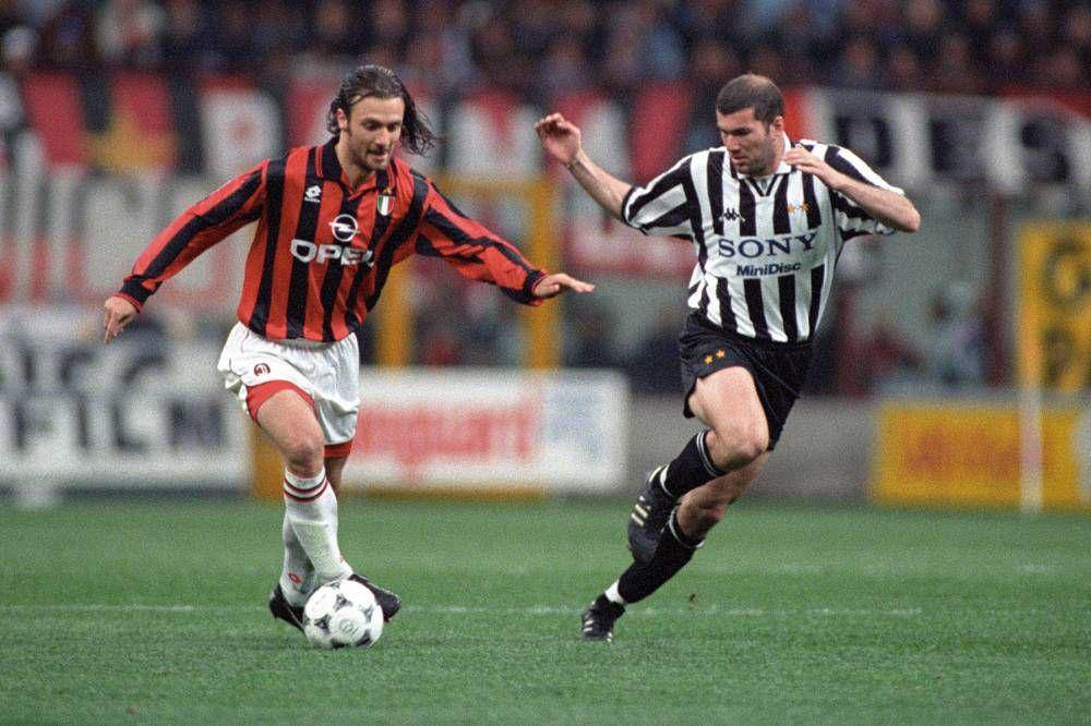 Christophe Dugarry saat berebut bola dengan Zinedine Zidane (twitter.com/francefootball)