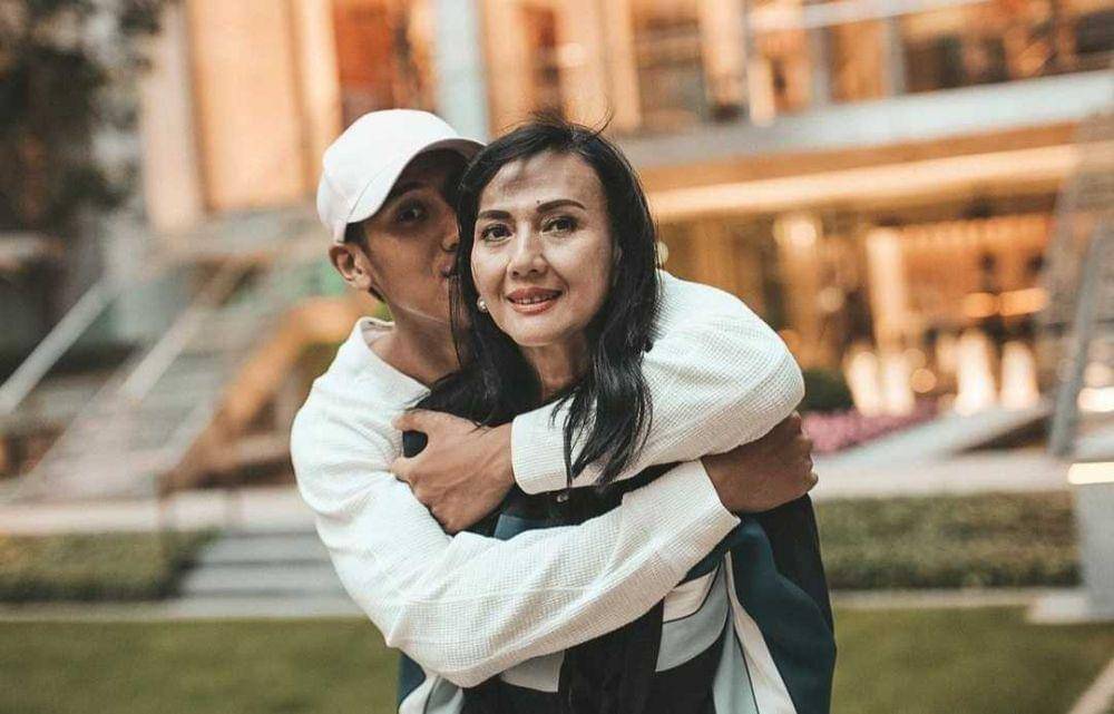 Rini S. Bono dan putranya (instagram.com/gelaelized)