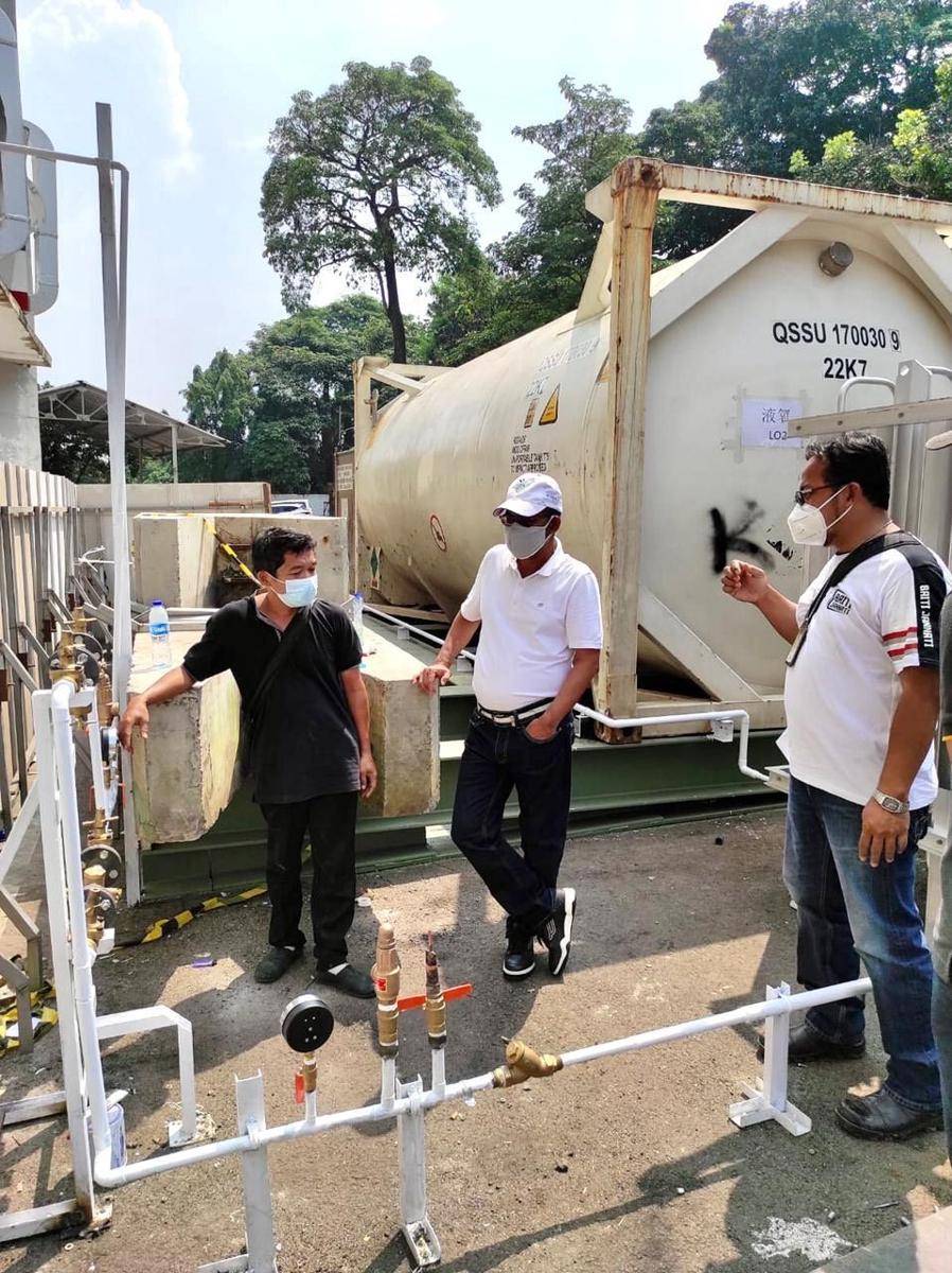 Direktur Logistik & Infrastruktur, Mulyono sedang meninjau salah satu Iso Tank oksigen dan beberapa ruangan ICU dalam persiapan rumah sakit Pertamina Jaya Extensi khusus Covid-19 di Asrama Haji Embarkasi, Jakarta, 17/7/21. Dok. Pertamina
