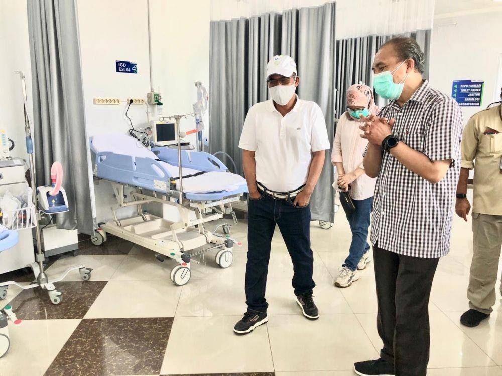 Direktur Logistik & Infrastruktur, Mulyono didampingi Direktur Medis, Asep Saepul Rohmat dan Direktur RSPJ, Sri Utami Ningsih sedang meninjau persiapan rumah sakit Pertamina Jaya Extensi khusus Covid-19 di Asrama Haji Embarkasi, Jakarta, 17/7/21. Dok. Pertamina