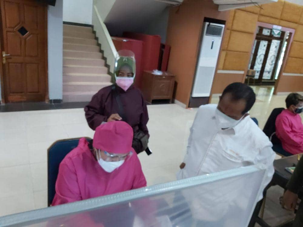 Rektor Unnes Prof Fathur Rokhman saat mengecek vaksinasi gratis di kampusnya. (Dok Humas Unnes)