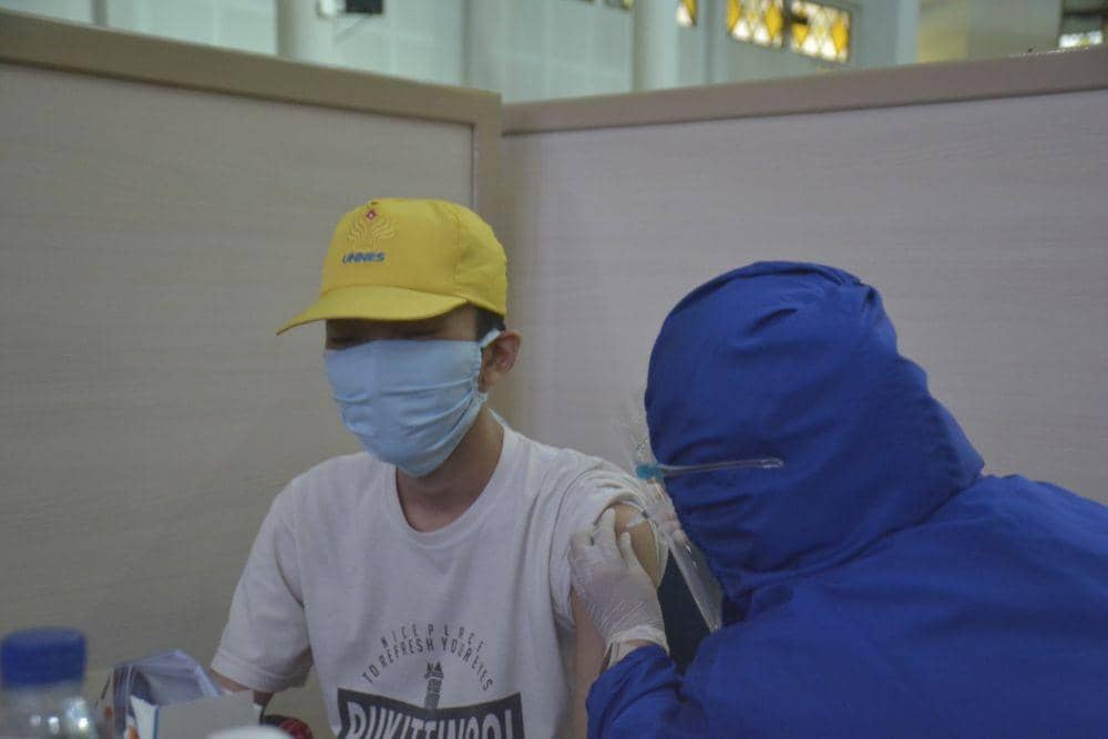 Seorang mahasiswa Unnes saat mendapatkan layanan vaksinasi gratis. (Dok Humas Unnes)