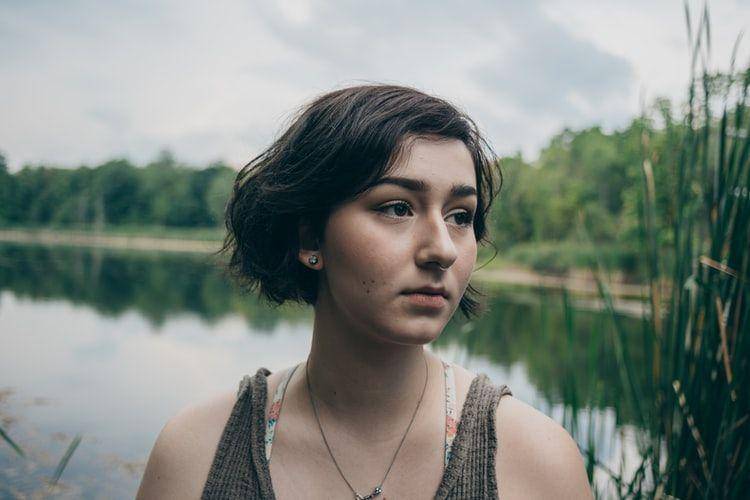 ilustrasi perempuan sedih (unsplash.com/ Alex Brisbey)