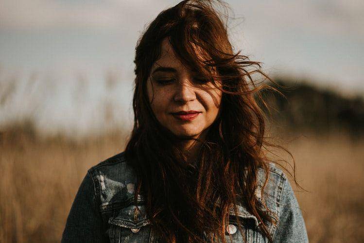 ilustrasi perempuan tersenyum (unsplash.com/BRUNO EMMANUELLE)