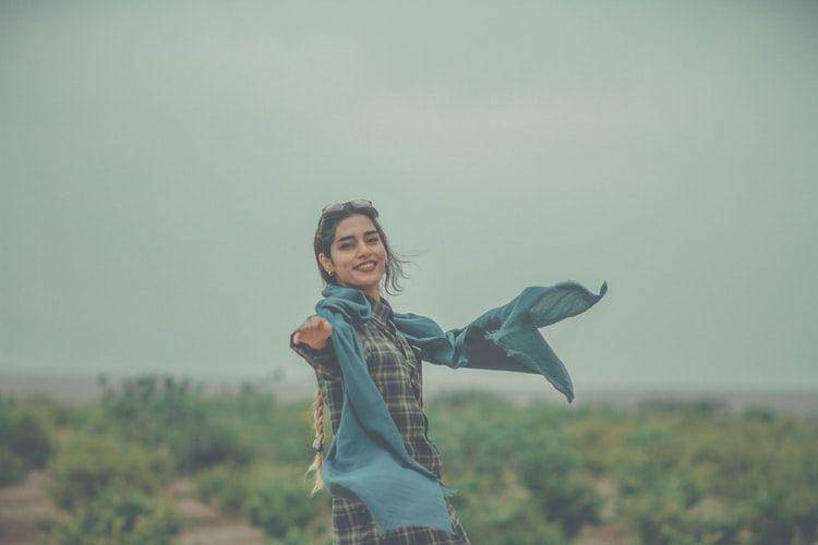 ilustrasi perempuan bahagia (unsplash.com/Artam Hoomat)
