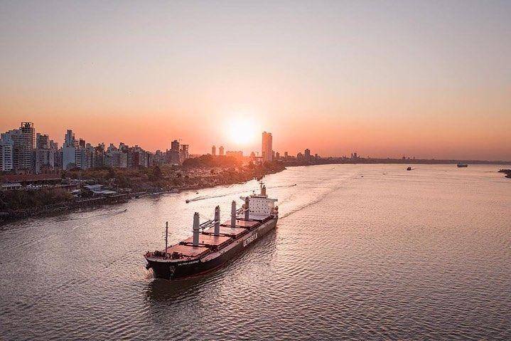 Kapal barang yang melintas di Sungai Parana. (instagram.com/rosarioarg_)