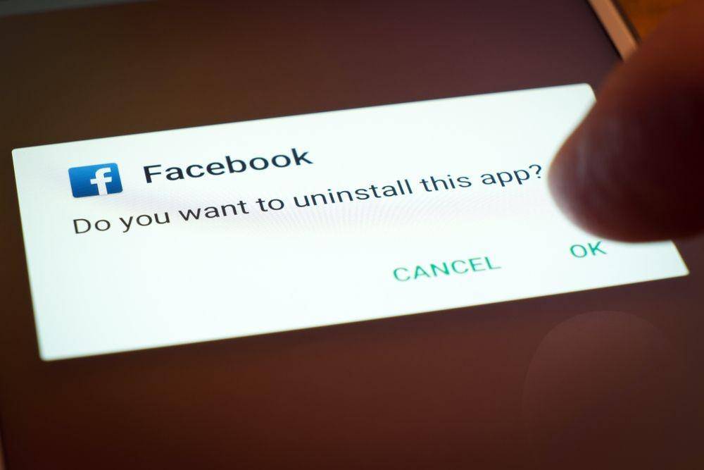 Install ulang Facebook di HP (Shutterstock/D K Grove)