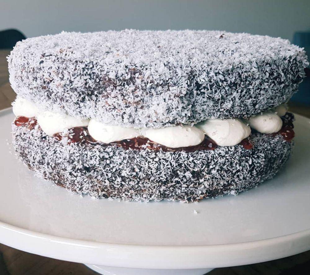 jam and cream lamingtons (Instagram.com/emmacakelove)