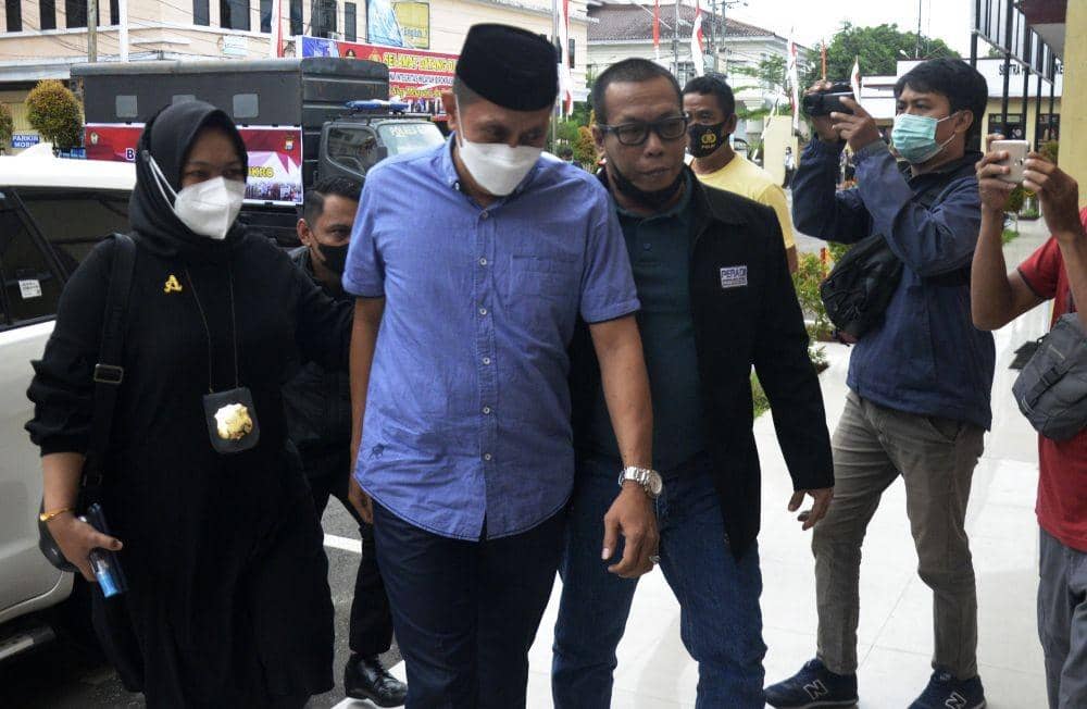 Mardani Hamdan, tersangka oknum Satpol PP Kabupaten Gowa (kedua kiri) bersiap menjalani pemeriksaan di kantor Polres Gowa, Sulawesi Selatan, Sabtu (17/7/2021). ANTARA FOTO/Abriawan Abhe/aww.