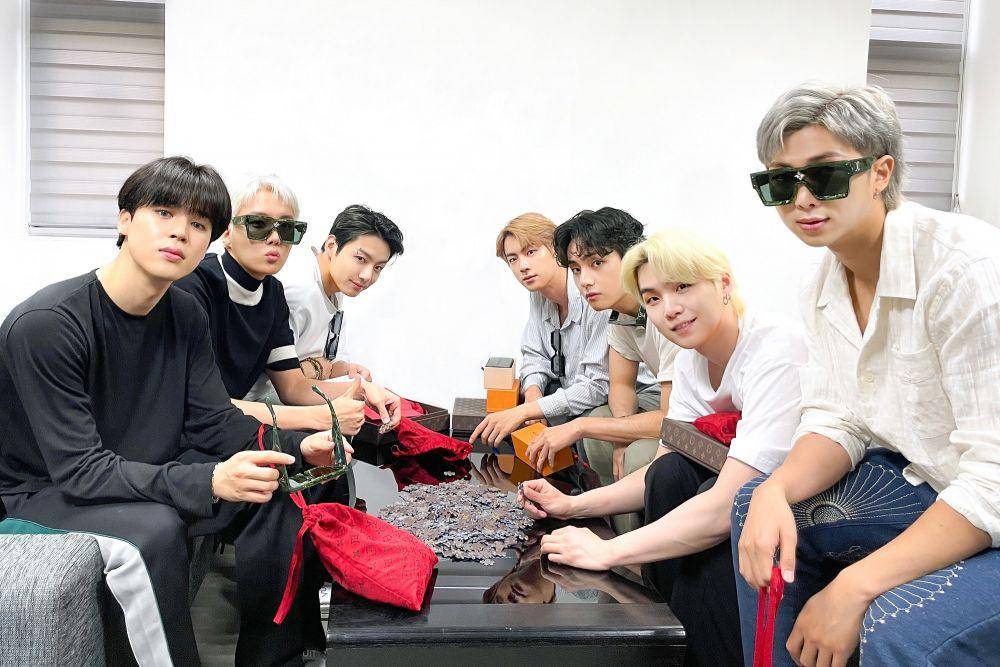 BTS (twitter.com/bts_bighit)