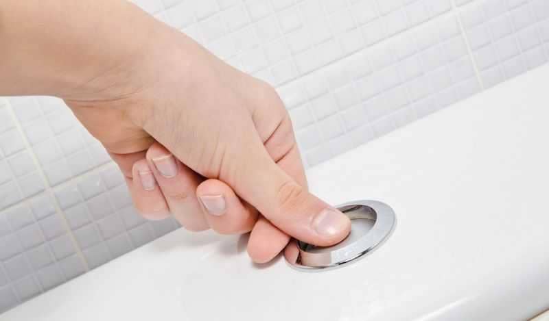 Ilustrasi menekan tombol flush toilet (gawker.com)