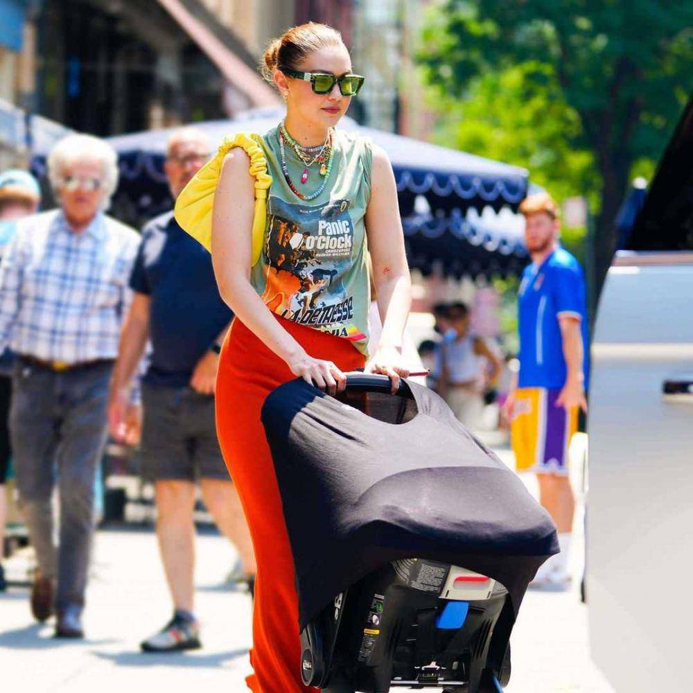 Gaya busana Gigi Hadid momong Khai(instagram.com/guacamouly)