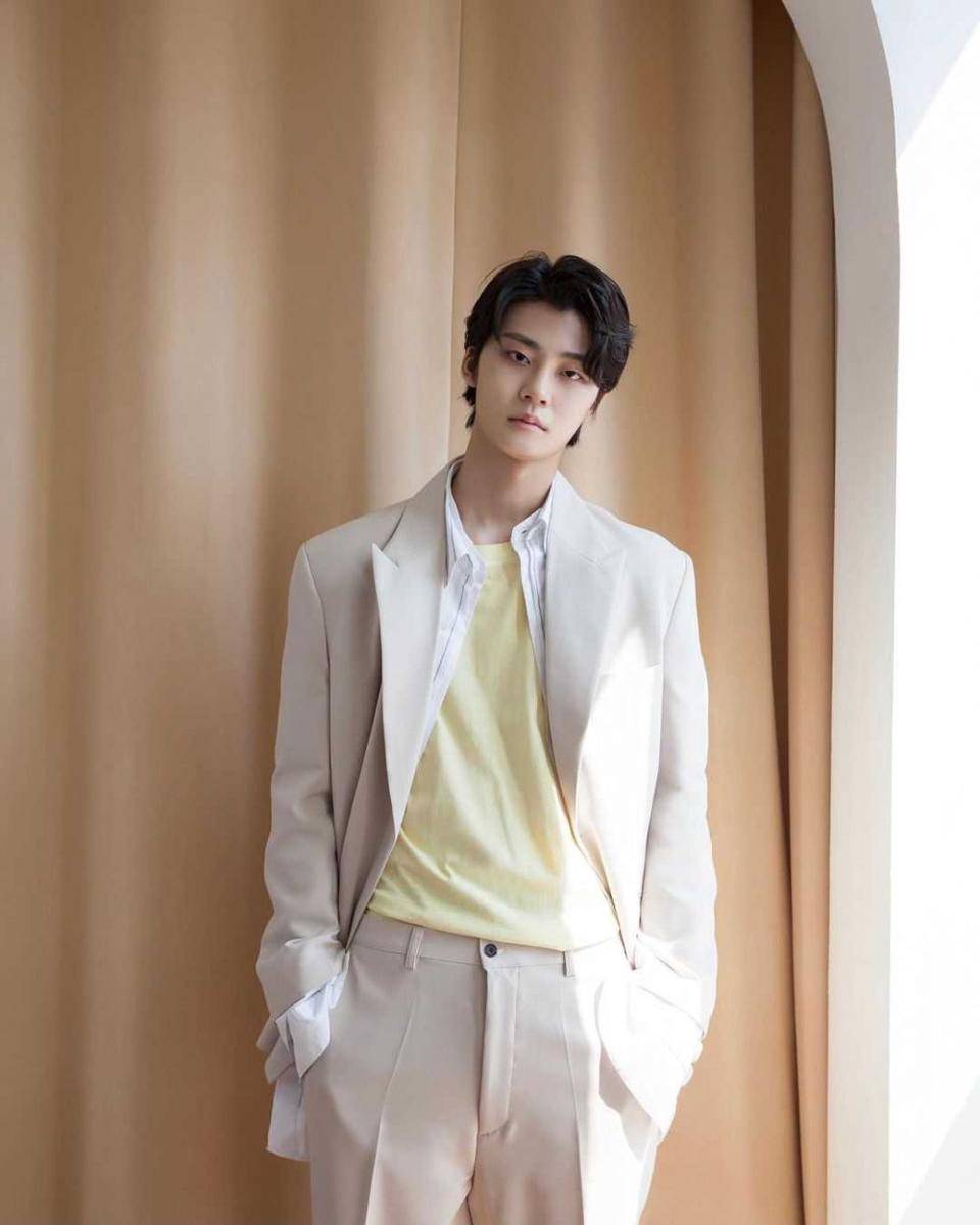Yoo Jin Woo (instagram.com/magazine_is__)