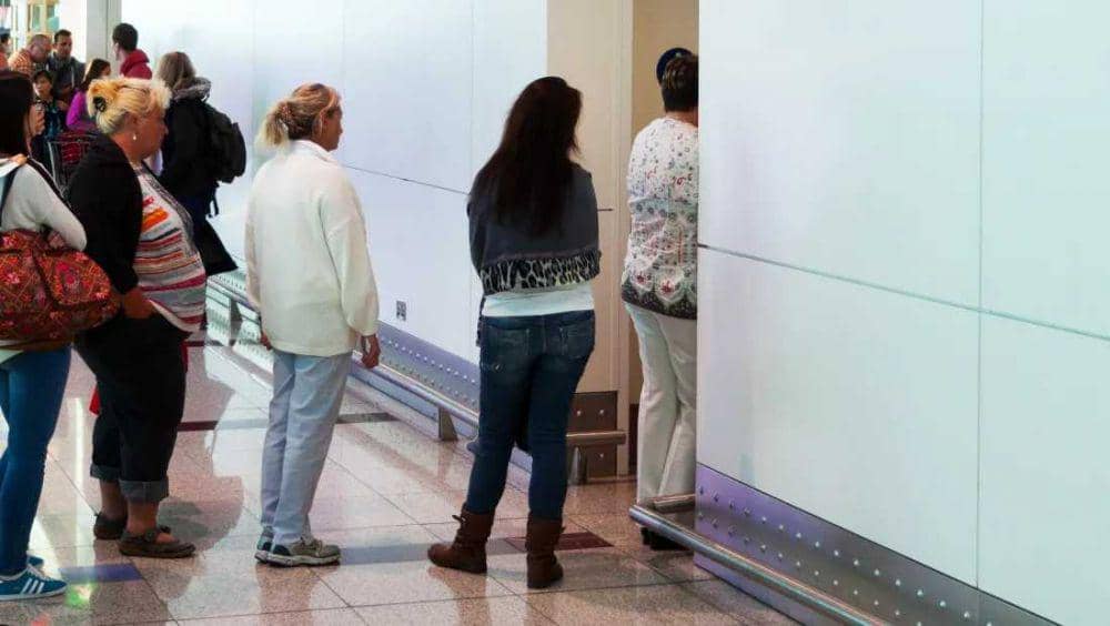 Ilustrasi orang-orang sedang mengantri (mentalfloss.com)