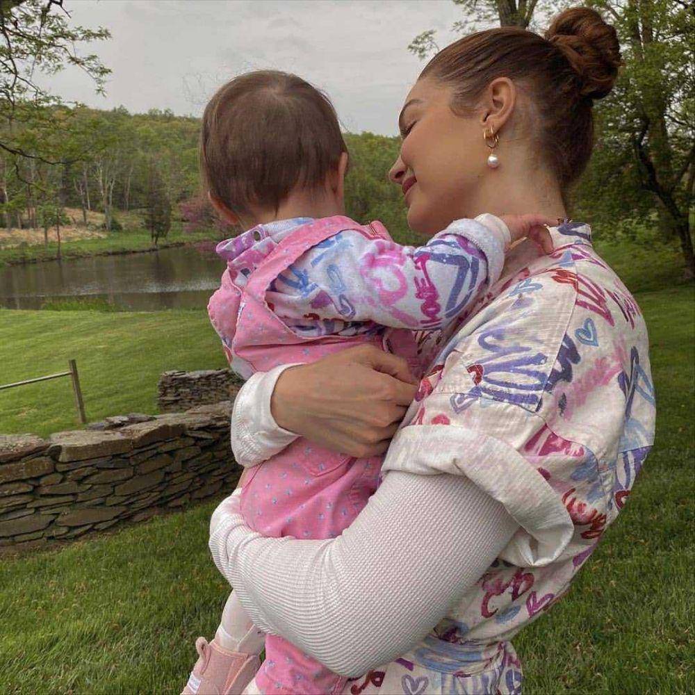 Gigi Hadid momong baby Khai (instagram.com/gajehadid)