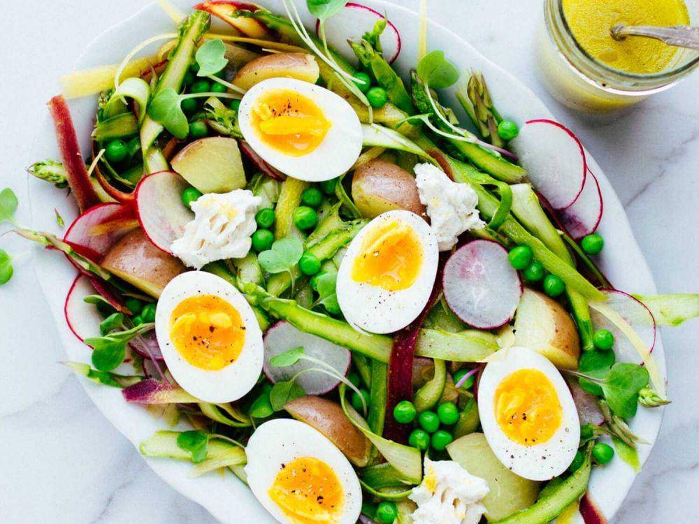 Asparagus salad with hard boiled egg (peteandgerrys.com)
