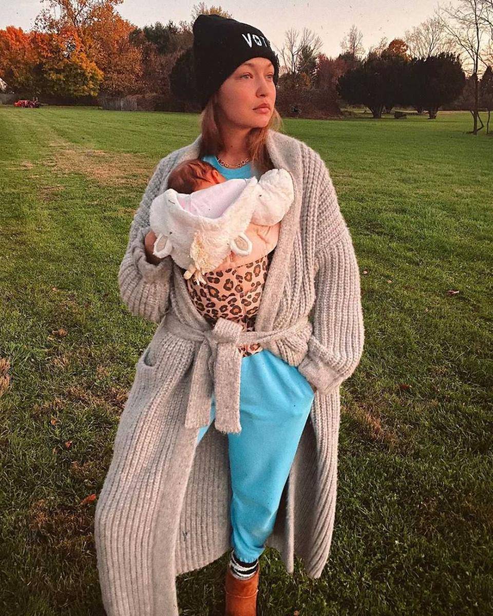 Gigi Hadid momong sang putri (instagram.com/gigihadid)