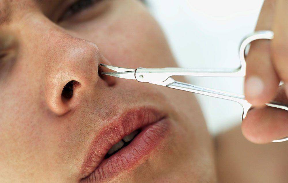 ilustrasi menggunting bulu hidung dengan trimmer (menshealth.com)