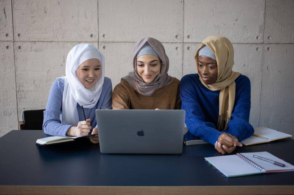 Tiga muslimah berjilbab sedang bekerja. Ilustrasi (Pexels.com/Monstera)