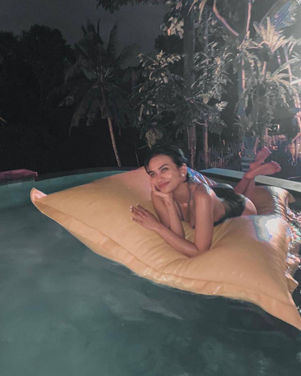 potret Vanessa Angel saat di kolam renang (instagram.com/vanessaangelofficial)