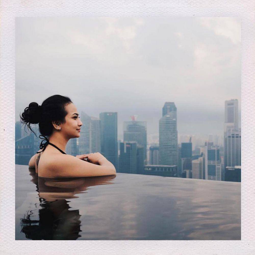 potret Vanessa Angel saat di kolam renang (instagram.com/vanessaangelofficial)