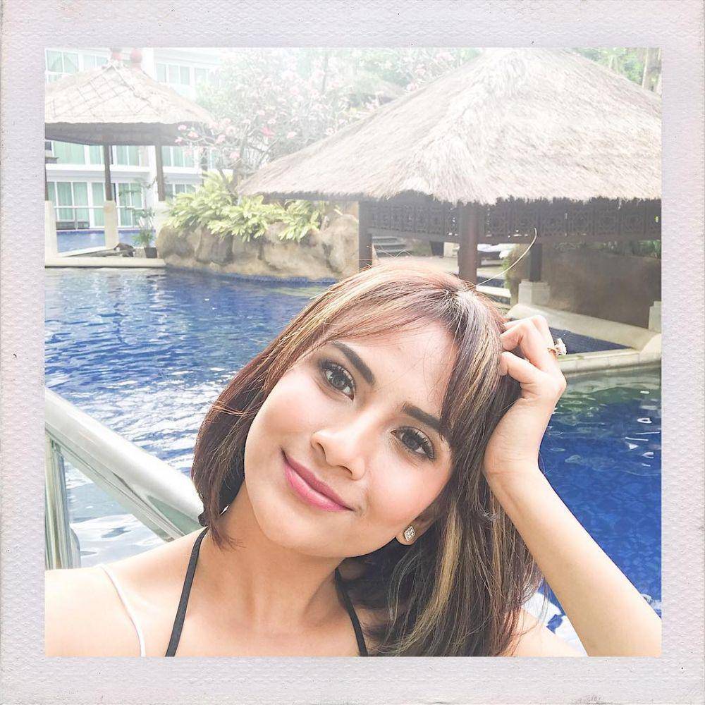 potret Vanessa Angel saat di kolam renang (instagram.com/vanessaangelofficial)