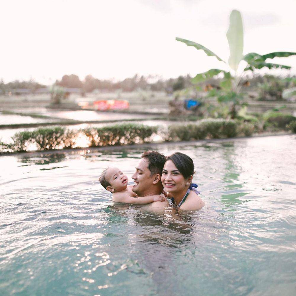 potret Vanessa Angel saat di kolam renang (instagram.com/vanessaangelofficial)