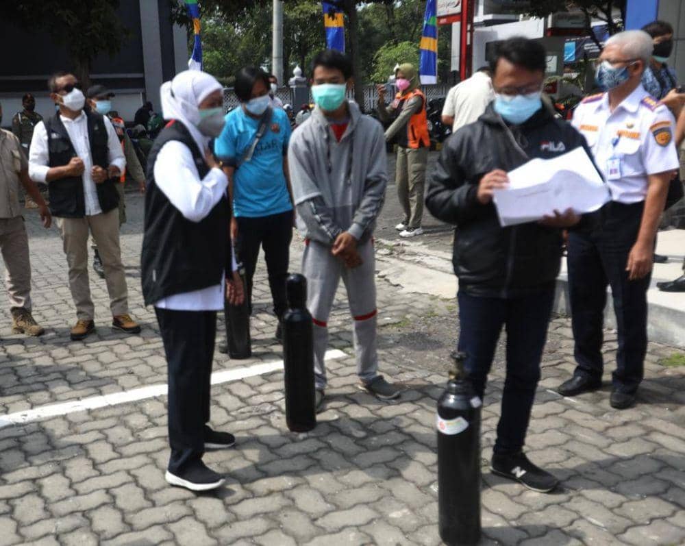 Gubernur Jawa Timur Khofifah Indar Parawansa saat mengecek pengisian oksigen. Dok. Humas Pemprov Jatim.