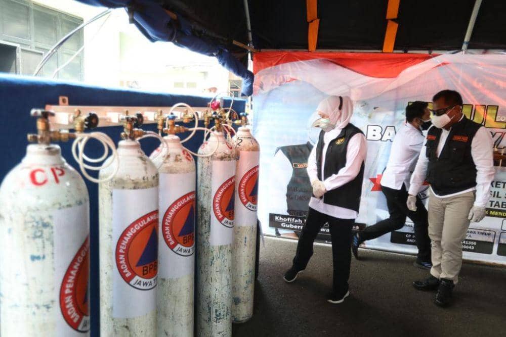 Gubernur Jawa Timur Khofifah Indar Parawansa saat mengecek pengisian oksigen. Dok. Humas Pemprov Jatim.