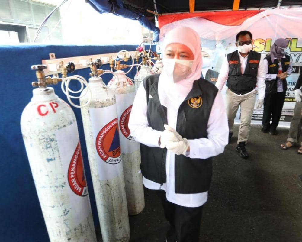 Gubernur Jawa Timur Khofifah Indar Parawansa saat mengecek pengisian oksigen. Dok. Humas Pemprov Jatim.